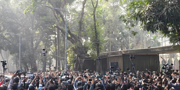 হাদির কবর জিয়ারতে ঢাকা বিশ্ববিদ্যালয়ে তারেক রহমান