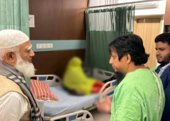 হাদির অসুস্থ মায়ের চিকিৎসার খোঁজ নিতে হাসপাতালে জামায়াত আমির