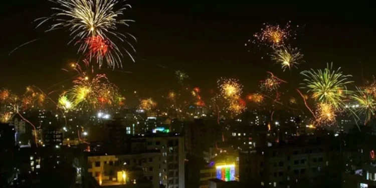 শোকের ছায়া আর নিষেধাজ্ঞা উপেক্ষা: আতশবাজির আলোয় উত্তাল ঢাকার আকাশ