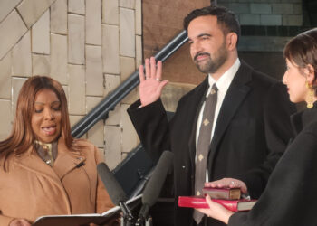 নিউ ইয়র্কের মেয়র হিসেবে কুরআন ছুঁয়ে শপথ নিলেন জোহরান মামদানি