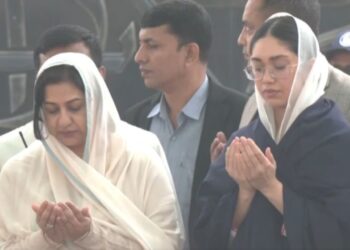 দাদি খালেদা জিয়ার কবর জিয়ারত করলেন জাইমা রহমান