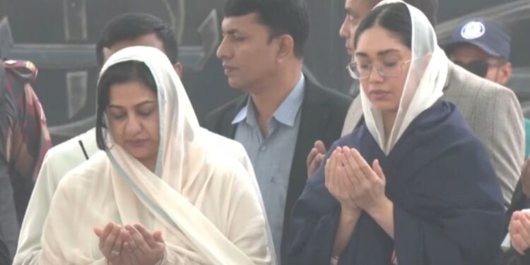 দাদি খালেদা জিয়ার কবর জিয়ারত করলেন জাইমা রহমান