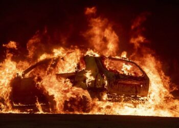 নববর্ষের রাতে ফ্রান্সে ১,০০০ এর বেশি গাড়িতে আগুন