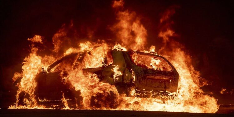 নববর্ষের রাতে ফ্রান্সে ১,০০০ এর বেশি গাড়িতে আগুন