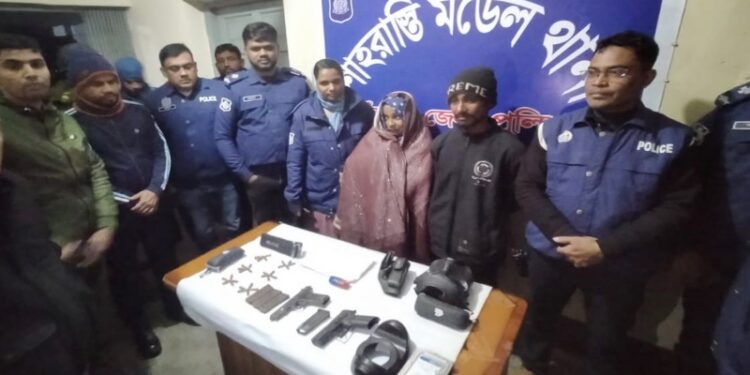 চাঁদপুরে অস্ত্র-গুলিসহ মা-ছেলে গ্রেপ্তার