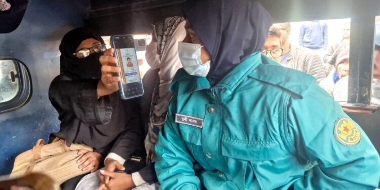 শিবিরের ভিপি প্রার্থীর স্ত্রীকে হেনস্তা শেষে পুলিশে দিল ছাত্রদল নেতাকর্মীরা