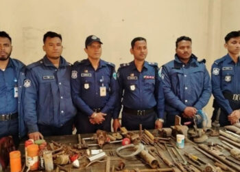 পাহাড়ের দুর্গম স্থানে অস্ত্র কারখানার সন্ধান, বিপুল পরিমাণ সরঞ্জাম জব্দ