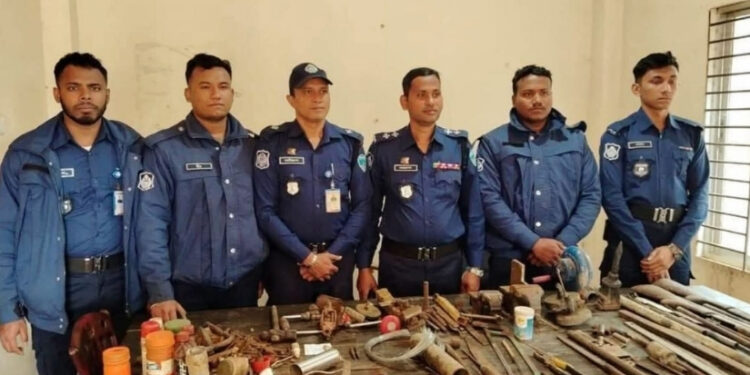 পাহাড়ের দুর্গম স্থানে অস্ত্র কারখানার সন্ধান, বিপুল পরিমাণ সরঞ্জাম জব্দ