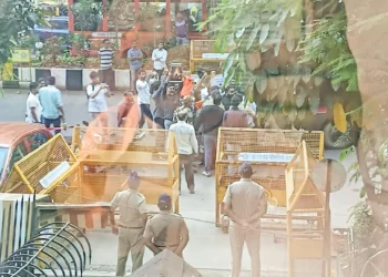 এবার বাংলাদেশের জাতীয় পতাকা ছিঁড়ল ভারতের উগ্র হিন্দুত্ববাদী গোষ্ঠী