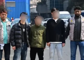 রাজধানীতে আইফোন তৈরির ‘মিনি কারখানা’, ৩ চীনা নাগরিক গ্রেপ্তার