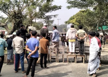 সীমান্ত সংঘর্ষের জেরে টেকনাফে সড়ক অবরোধ, সেনা হস্তক্ষেপে পরিস্থিতি শান্ত