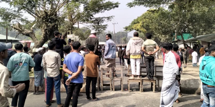 সীমান্ত সংঘর্ষের জেরে টেকনাফে সড়ক অবরোধ, সেনা হস্তক্ষেপে পরিস্থিতি শান্ত