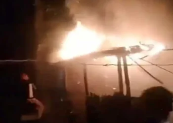 সিরাজগঞ্জে আওয়ামী লীগ নেতার বাড়িতে আগুন