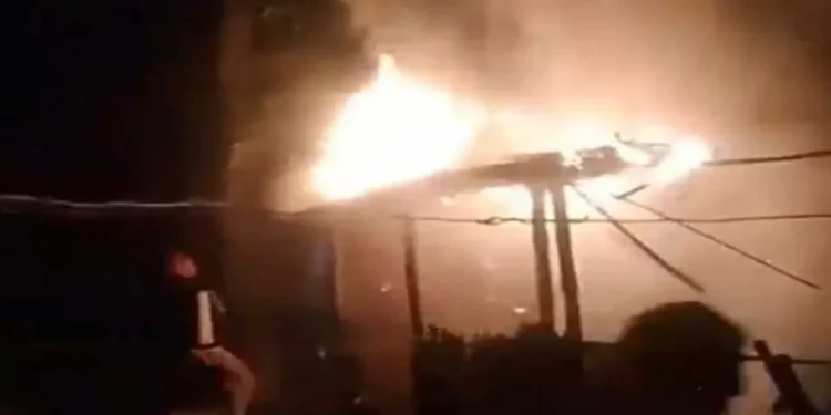 সিরাজগঞ্জে আওয়ামী লীগ নেতার বাড়িতে আগুন