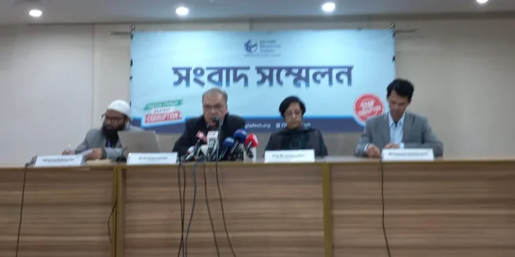 সরকার আমলাতন্ত্রের কাছে আত্মসমর্পণ করেছে: টিআইবি