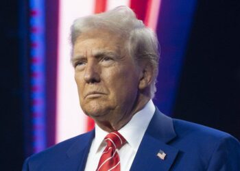 নিজেকে ভেনেজুয়েলার ভারপ্রাপ্ত প্রেসিডেন্ট ঘোষণা ট্রাম্পের