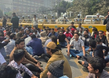 শাকসুর প্রজ্ঞাপন প্রত্যাহারসহ তিন দাবিতে ইসি ভবন ঘেরাও ছাত্রদলের