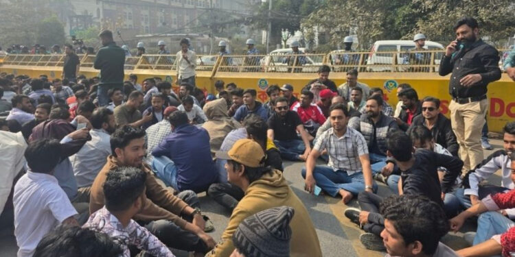 শাকসুর প্রজ্ঞাপন প্রত্যাহারসহ তিন দাবিতে ইসি ভবন ঘেরাও ছাত্রদলের