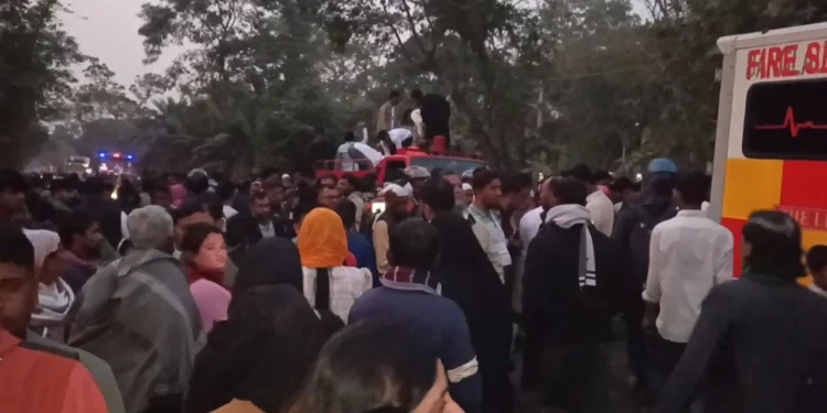 ঢাকা-বরিশাল মহাসড়কে বাস চাপায় নিহত ৫