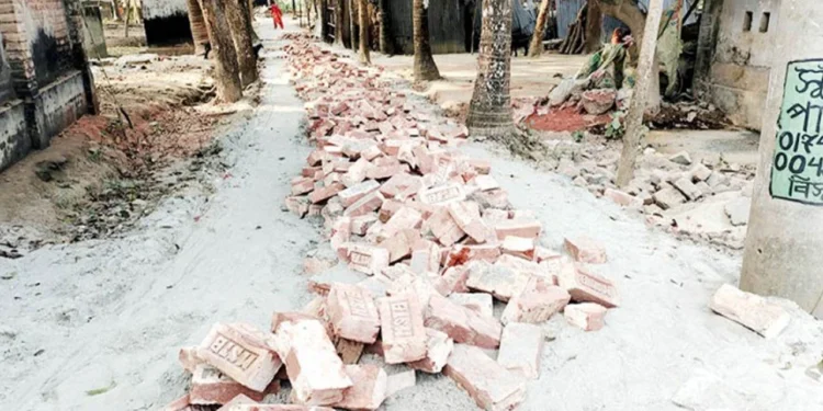 চাঁদা না পেয়ে নির্মাণাধীন সড়কের ইট তুলে ফেললেন ডাবলু