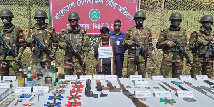 যৌথবাহিনীর অভিযানে সাবেক ছাত্রদল নেতাসহ আটক ২, অস্ত্র উদ্ধার