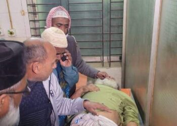 মসজিদ থেকে টেনেহিঁচড়ে জামায়াত নেতাকে কোপালেন বিএনপির কর্মীরা