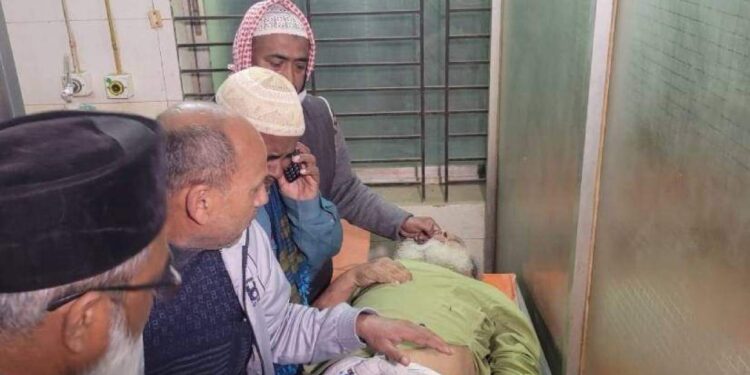 মসজিদ থেকে টেনেহিঁচড়ে জামায়াত নেতাকে কোপালেন বিএনপির কর্মীরা