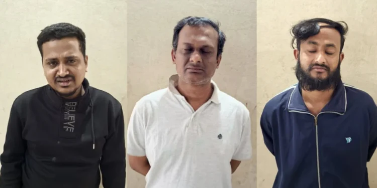 সাভারে ১৬ টি অস্ত্রসহ স্বেচ্ছাসেবক দলের কেন্দ্রীয় নেতা গ্রেপ্তার