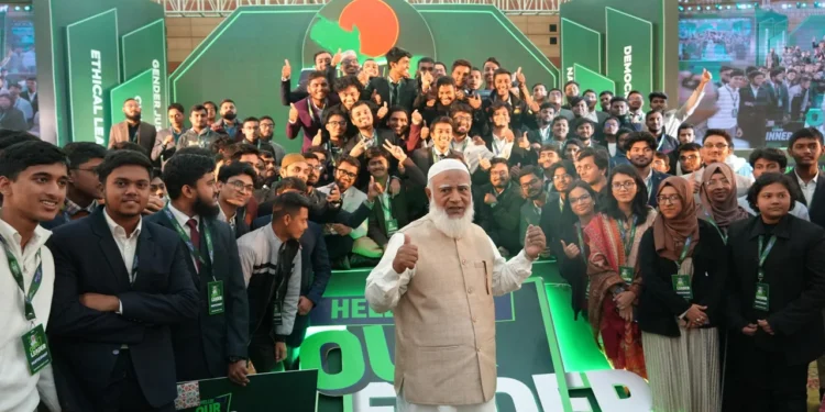 জামায়াত   তার সংযত আচরণ নজর কাড়ছে সবার, দেখা করতে উন্মুখ সবাই