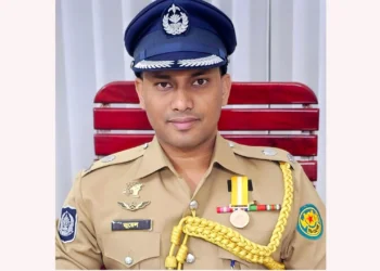 পুলিশ কর্মকর্তার কড়া হুঁশিয়ারি:  ব্যালট বাক্সে হাত দিলে কঠিন পরিণতি ভোগ করতে হবে