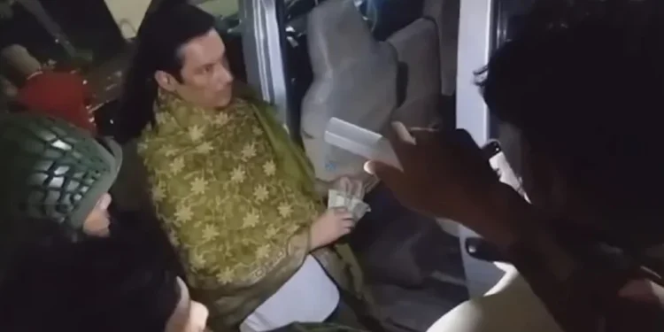 বিএনপির বিদ্রোহী প্রার্থীর ম্যানেজার সাড়ে ১০ লাখ টাকাসহ আটক