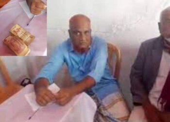 বাড়ি বাড়ি গিয়ে ভোটার স্লিপের সঙ্গে টাকা বিতরণের সময় বিএনপির দুই নেতা আটক