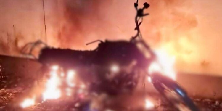 বরগুনায় ছাত্রদল নেতার মোটরসাইকেলে অগ্নিসংযোগ