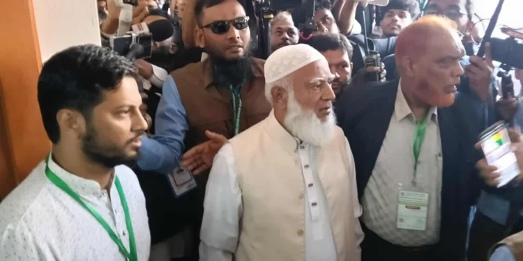 নিজ আসনে ভোট দিলেন জামায়াত আমির