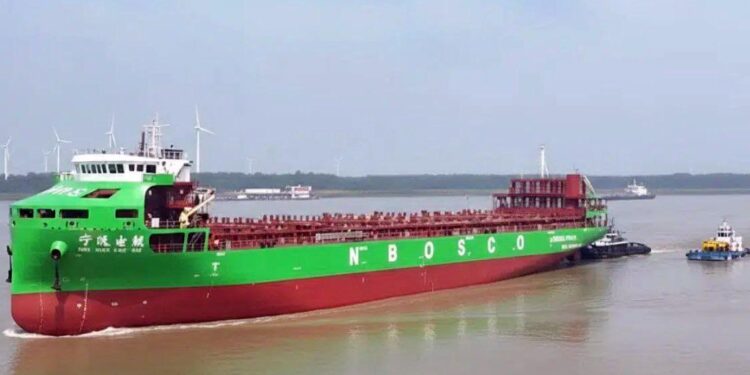 বিশ্বের সবচেয়ে বড় বৈদ্যুতিক জাহাজ পানিতে নামালো চীন