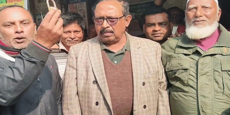 ভোটে জিতেই কার্যক্রম নিষিদ্ধ আ.লীগ অফিস খুলে দিলেন বিএনপি নেতা