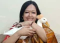 হাঁস কোলে নিয়ে সংবাদ সম্মেলনে রুমিন ফারহানা