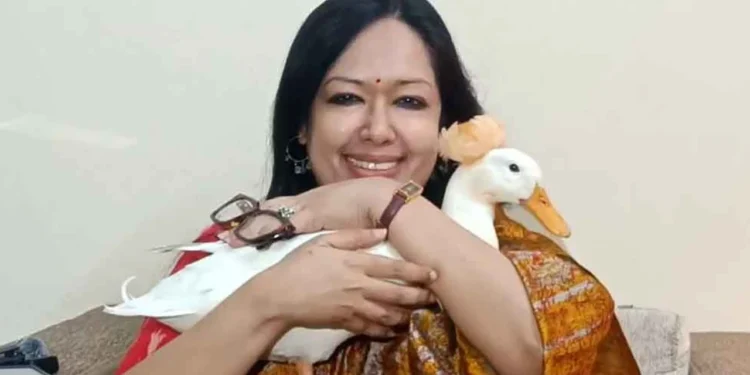 হাঁস কোলে নিয়ে সংবাদ সম্মেলনে রুমিন ফারহানা
