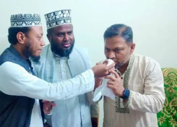 পরাজিত বিএনপি প্রার্থীর অফিসে মিষ্টি নিয়ে আমির হামজা