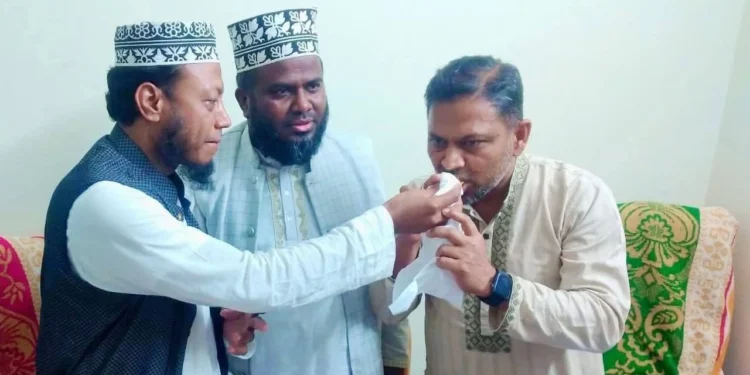 পরাজিত বিএনপি প্রার্থীর অফিসে মিষ্টি নিয়ে আমির হামজা