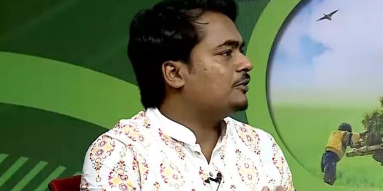 জাতীয় যুবশক্তি নেতার ও সাংবাদিকের ওপর হামলা: বাবাকে রঙ মাখিয়ে লাঞ্ছিতের পর ছেলেকে পুলিশে সোপর্দ