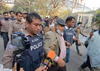 ধানমন্ডি ৩২ নম্বরে ঢাবি শিক্ষক আ ক ম জামাল সহ আটক ৫