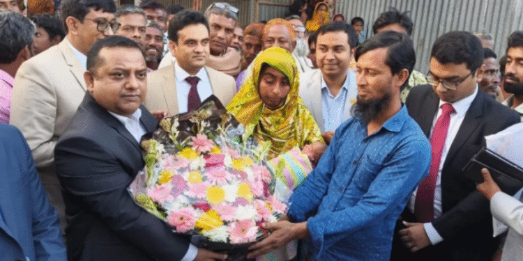 নির্বাচনে ভোট দিতে এসে ভোটকেন্দ্রেই কন্যাশিশু জন্ম দিলেন তরুণী, নাম রাখলেন ‘খালেদা’