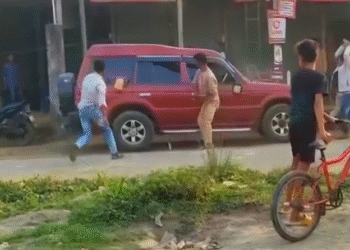 ধানের শীষের বিপক্ষে কাজ করার অভিযোগে সাবেক এমপিকে অবরুদ্ধ করে গাড়ি ভাঙচুর