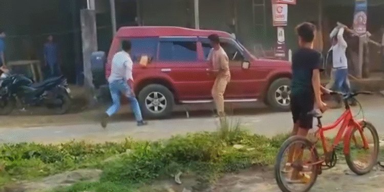 ধানের শীষের বিপক্ষে কাজ করার অভিযোগে সাবেক এমপিকে অবরুদ্ধ করে গাড়ি ভাঙচুর