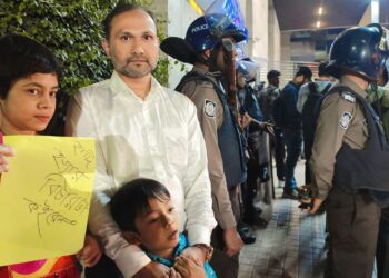 চরমোনাই পীরের বাসায় তারেক রহমান: বাসার নিচে ‘হাদি হত্যার বিচার’ চেয়ে ভিকারুননিসার শিক্ষার্থী