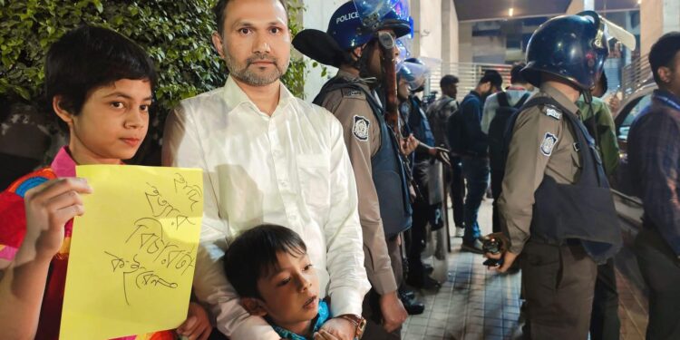 চরমোনাই পীরের বাসায় তারেক রহমান: বাসার নিচে ‘হাদি হত্যার বিচার’ চেয়ে ভিকারুননিসার শিক্ষার্থী