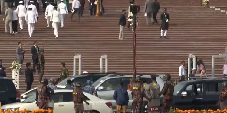 শপথ নিতে সংসদ ভবনে মন্ত্রিপরিষদের সদস্যরা