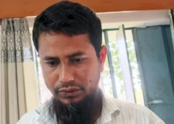 আড়াইহাজারে ধর্ষণের অভিযোগে শিক্ষককে গণপিটুনি দিয়ে পুলিশে সোপর্দ, শিক্ষার্থীদের বিক্ষোভ