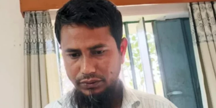 আড়াইহাজারে ধর্ষণের অভিযোগে শিক্ষককে গণপিটুনি দিয়ে পুলিশে সোপর্দ, শিক্ষার্থীদের বিক্ষোভ